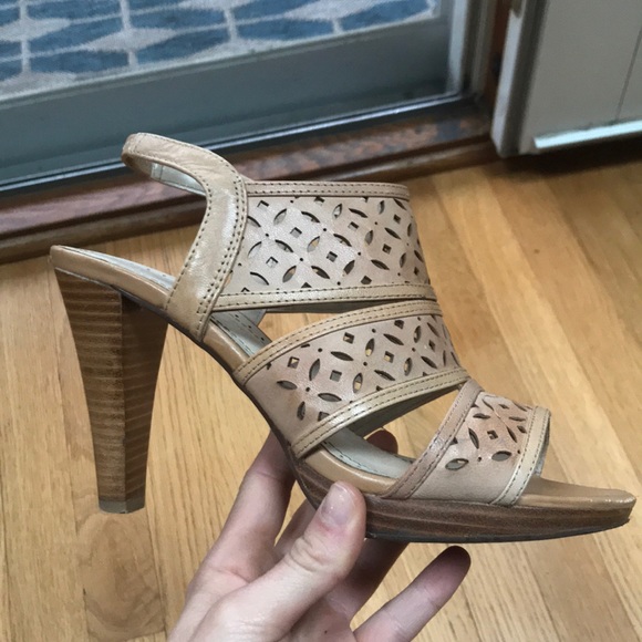 Adrienne Vittadini cutout heels - Picture 2 of 3